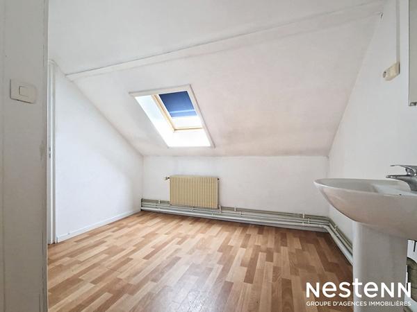 Ensemble immobilier composé d'un local commercial, hangar (plus de 500m² de stockage), et une habitation (précédemment destinée à la colotation). 293 500 euros.