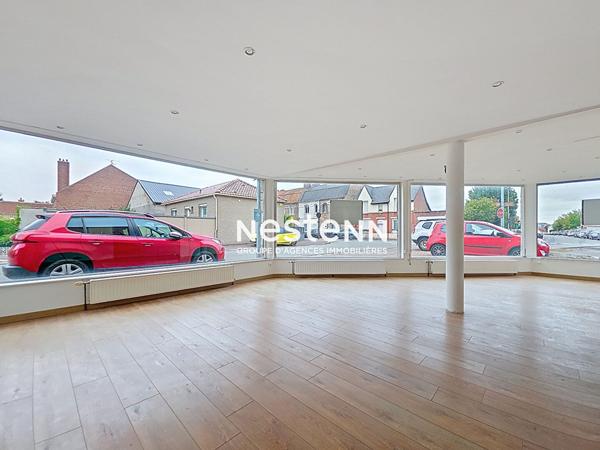 Ensemble immobilier composé d'un local commercial, hangar (plus de 500m² de stockage), et une habitation (précédemment destinée à la colotation). 293 500 euros.