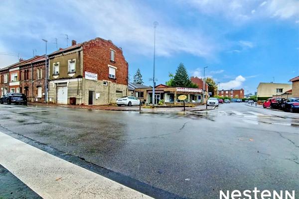 Ensemble immobilier composé d'un local commercial, hangar (plus de 500m² de stockage), et une habitation (précédemment destinée à la colotation). 293 500 euros.