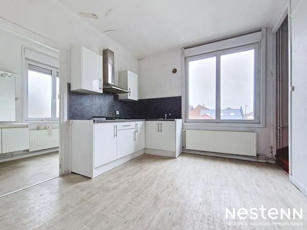 Ensemble immobilier composé d'un local commercial, hangar (plus de 500m² de stockage), et une habitation (précédemment destinée à la colotation). 293 500 euros.