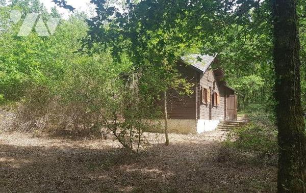 Dans un environnement boisé et paisible, découvrez cette propriété de loisirs d'environ 2 hecta...