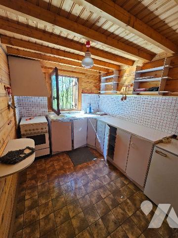 Dans un environnement boisé et paisible, découvrez cette propriété de loisirs d'environ 2 hecta...