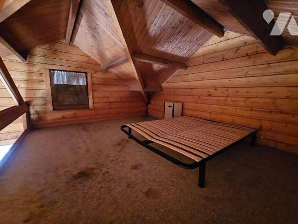 Dans un environnement boisé et paisible, découvrez cette propriété de loisirs d'environ 2 hecta...
