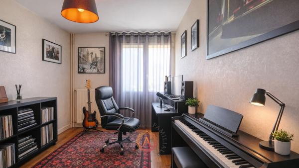 Appartement
                                                                                                                                                                                                                                                                                                                        5 pièce(s)                                                                                                                                                                                                          3 chambre(s)                                                                                                                                                                                                          89.96  m²