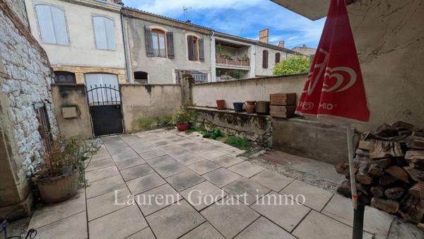 Maison de village en pierre avec 5 chambres et cour