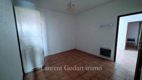 Maison de village en pierre avec 5 chambres et cour