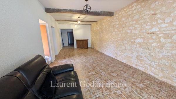 Maison de village en pierre avec 5 chambres et cour