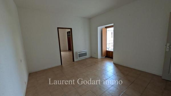 Maison de village en pierre avec 5 chambres et cour