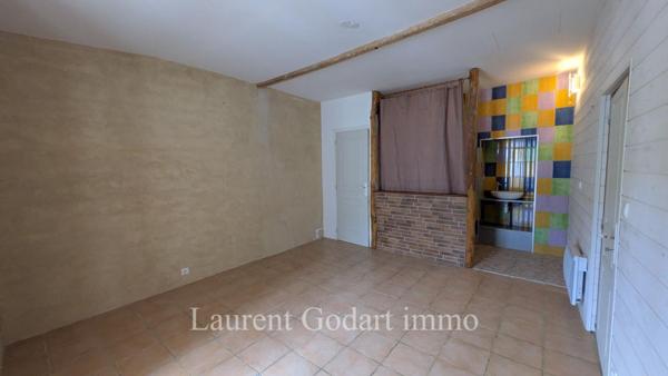 Maison de village en pierre avec 5 chambres et cour