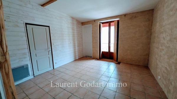 Maison de village en pierre avec 5 chambres et cour
