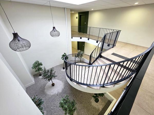 APPARTEMENT 3 PIECES TERRASSE 2 PARKING PRIVATIF EN SOUS-SOL – QUARTIER CENTRE VILLE – PIERRUGUES - MANNES - CANISSONS –