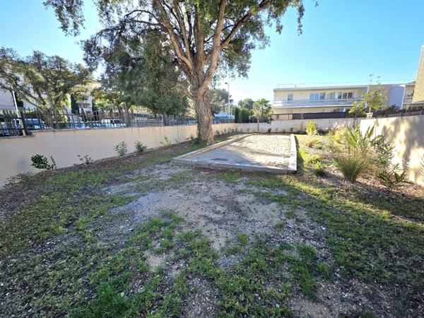 APPARTEMENT 3 PIECES TERRASSE 2 PARKING PRIVATIF EN SOUS-SOL – QUARTIER CENTRE VILLE – PIERRUGUES - MANNES - CANISSONS –