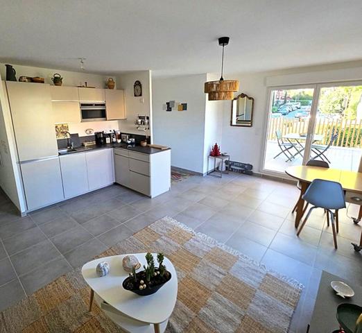 APPARTEMENT 3 PIECES TERRASSE 2 PARKING PRIVATIF EN SOUS-SOL – QUARTIER CENTRE VILLE – PIERRUGUES - MANNES - CANISSONS –