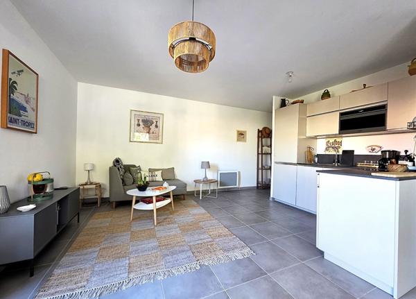 APPARTEMENT 3 PIECES TERRASSE 2 PARKING PRIVATIF EN SOUS-SOL – QUARTIER CENTRE VILLE – PIERRUGUES - MANNES - CANISSONS –