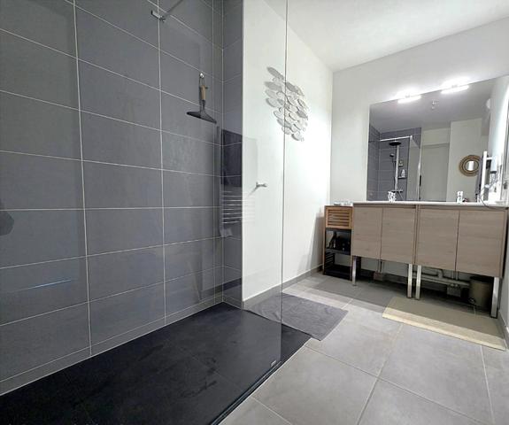 APPARTEMENT 3 PIECES TERRASSE 2 PARKING PRIVATIF EN SOUS-SOL – QUARTIER CENTRE VILLE – PIERRUGUES - MANNES - CANISSONS –