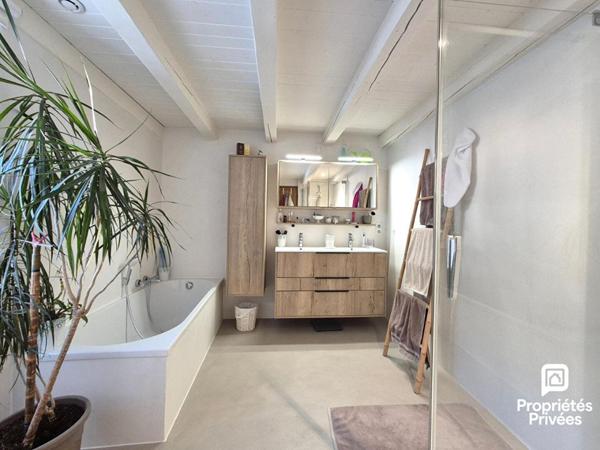 Maison en pierre rénovée - 4 ch - Jardin clos - Garage - Pays de Gex