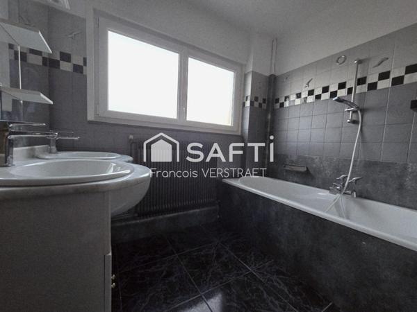 maison atypique de 125 m2 avec garage attenant , grand hangar  et jardin