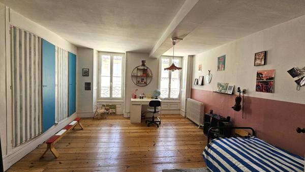 Maison de caractère rénovée - 6 chambres - Jardin clos - Centre-ville de Barbezieux