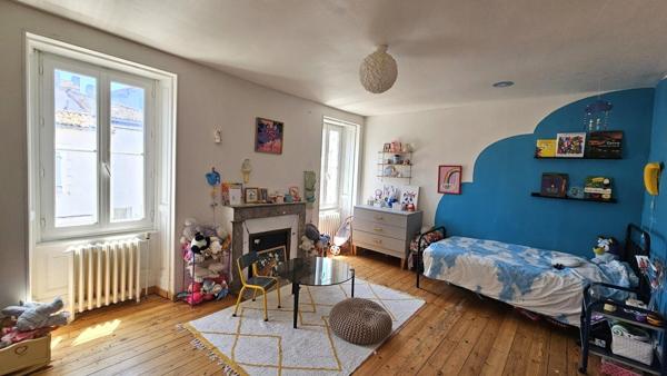 Maison de caractère rénovée - 6 chambres - Jardin clos - Centre-ville de Barbezieux