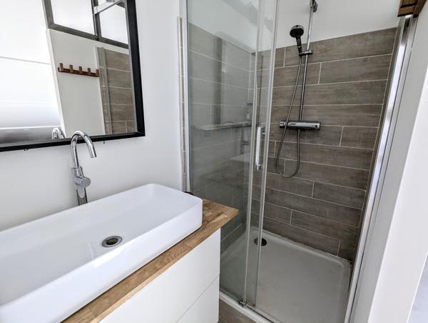 Très belle villa dans le village avec jardin et bassin