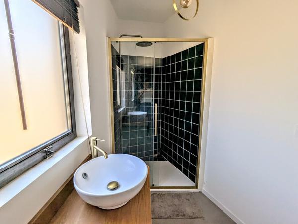 Très belle villa dans le village avec jardin et bassin