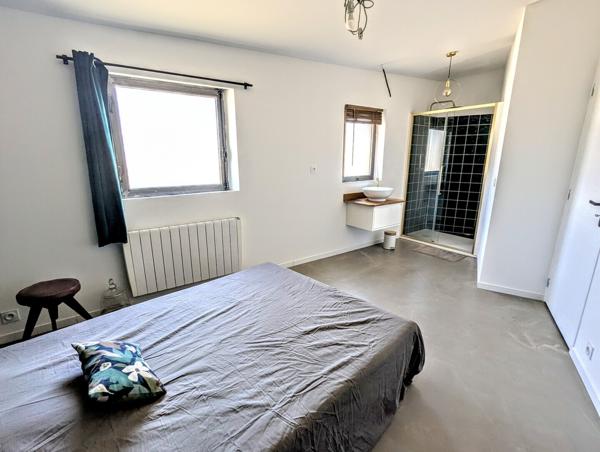 Très belle villa dans le village avec jardin et bassin