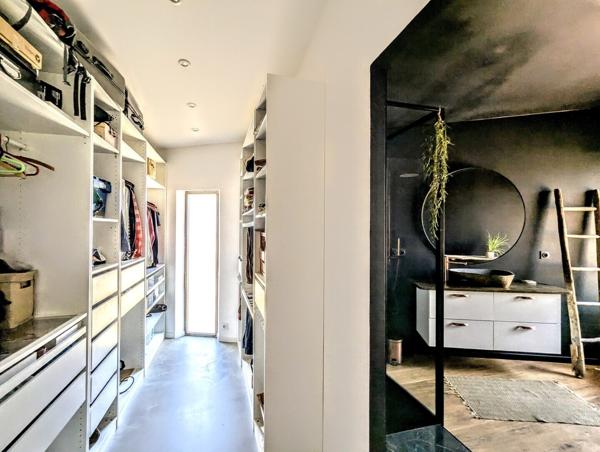 Très belle villa dans le village avec jardin et bassin