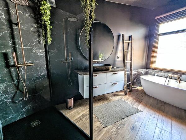 Très belle villa dans le village avec jardin et bassin