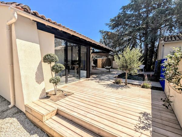 Très belle villa dans le village avec jardin et bassin