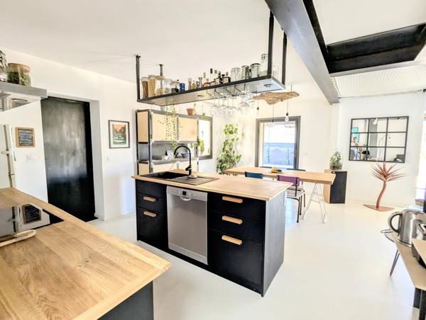 Très belle villa dans le village avec jardin et bassin