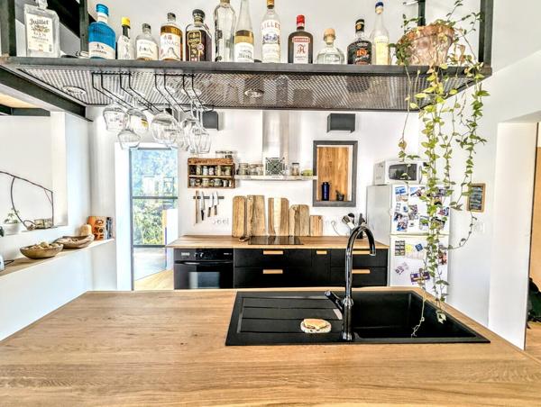 Très belle villa dans le village avec jardin et bassin