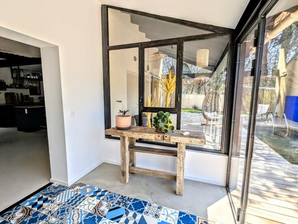 Très belle villa dans le village avec jardin et bassin