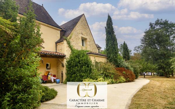 Sarlat-la-Canéda (24200) Propriété contemporaine en pierre - prestations élevées - Piscine.