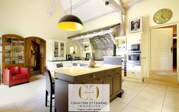 Sarlat-la-Canéda (24200) Propriété contemporaine en pierre - prestations élevées - Piscine.