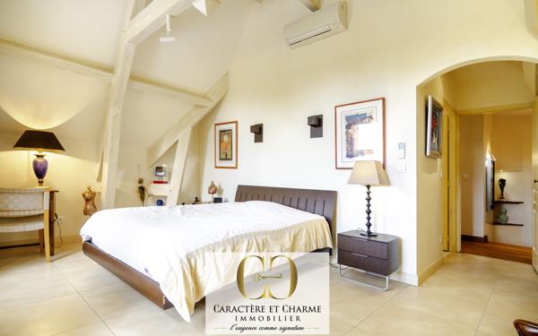 Sarlat-la-Canéda (24200) Propriété contemporaine en pierre - prestations élevées - Piscine.