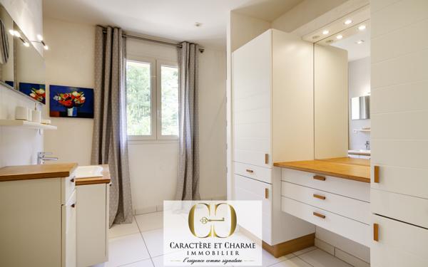 Sarlat-la-Canéda (24200) Propriété contemporaine en pierre - prestations élevées - Piscine.