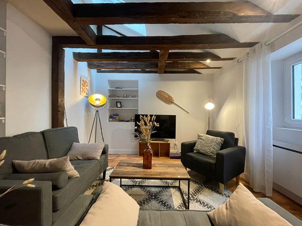 Maison à louer en plein coeur de ville, avec cour privative.