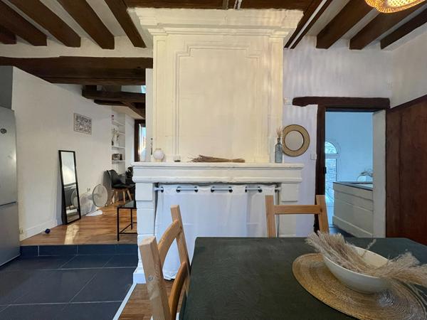 Maison à louer en plein coeur de ville, avec cour privative.