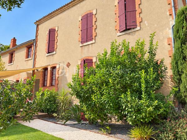 Maison de maître rénovée, cinq suites, piscine, spa et garage 

À Castelnau-d’Aude, cette maison de maître de 1900 conjugue le caractère d’une demeure ancienne et le confort d’une rénovation complète. Acquise en 2016, elle a bénéficié de trois années de travaux, avec une attention particulière portée aux matériaux et à la préservation de son identité.

Sur une parcelle paysagée de 1 035 m², elle développe 353,68 m² habitables, complétés par un garage attenant de 100 m². Grande maison familiale ou habitation avec quatre chambres d’hôtes et un espace privé pour les propriétaires : sa configuration se prête aux deux projets.

Au rez-de-chaussée, la réception de 53 m² séduit par ses grandes ouvertures, ses quatre mètres de hauteur sous plafond et ses carreaux de ciment d’origine. Organisée en deux espaces, elle accueille une cheminée Godin à foyer fermé. Dans son prolongement, la salle à manger de 41 m² offre un cadre généreux pour recevoir, avec ses sols anciens et sa cheminée restaurée.

La cuisine équipée de 28 m² associe un piano de cuisson Godin, de nombreux rangements et des équipements soignés. Elle bénéficie d’une arrière-cuisine de 21 m², en complément de la surface habitable, et d’un accès à la cuisine d’été.

À l’étage, cinq chambres aux ambiances singulières disposent chacune de leur salle d’eau ou salle de bains. À l’écart des autres chambres, l’espace réservé aux propriétaires comprend également une salle de bains séparée et un dressing de plus de 15 m². Parquets massifs, volumes et décoration donnent à chaque chambre sa personnalité.

Le jardin s’organise autour de plusieurs lieux de vie : terrasses, espaces ombragés et plantations méditerranéennes. Oliviers, agrumes et massifs fleuris accompagnent une piscine au sel chauffée de 9 × 5 mètres, bordée d’une terrasse en ipé. Un spa chauffé pour quatre personnes complète cet espace de détente.

La cuisine d’été aménagée sur mesure, avec plan de travail en Dekton, réfrigérateur et lave-vaisselle intégrés, prolonge les moments de convivialité sur une terrasse pouvant accueillir de grandes tablées.

Un garage de 100 m² offrant environ six mètres de hauteur sous plafond, trois places de stationnement et une annexe avec local technique complètent l’ensemble. Le système de chauffage central au fioul a été refait en 2019.

Une demeure pour recevoir famille et amis, ou poursuivre une activité de chambres d’hôtes dans un cadre de caractère.

Prix de vente : 695 000 €, honoraires à la charge du vendeur.