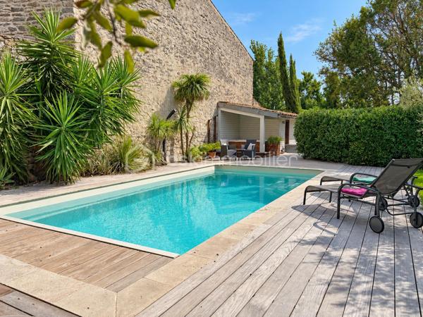 Maison de maître rénovée, cinq suites, piscine, spa et garage 

À Castelnau-d’Aude, cette maison de maître de 1900 conjugue le caractère d’une demeure ancienne et le confort d’une rénovation complète. Acquise en 2016, elle a bénéficié de trois années de travaux, avec une attention particulière portée aux matériaux et à la préservation de son identité.

Sur une parcelle paysagée de 1 035 m², elle développe 353,68 m² habitables, complétés par un garage attenant de 100 m². Grande maison familiale ou habitation avec quatre chambres d’hôtes et un espace privé pour les propriétaires : sa configuration se prête aux deux projets.

Au rez-de-chaussée, la réception de 53 m² séduit par ses grandes ouvertures, ses quatre mètres de hauteur sous plafond et ses carreaux de ciment d’origine. Organisée en deux espaces, elle accueille une cheminée Godin à foyer fermé. Dans son prolongement, la salle à manger de 41 m² offre un cadre généreux pour recevoir, avec ses sols anciens et sa cheminée restaurée.

La cuisine équipée de 28 m² associe un piano de cuisson Godin, de nombreux rangements et des équipements soignés. Elle bénéficie d’une arrière-cuisine de 21 m², en complément de la surface habitable, et d’un accès à la cuisine d’été.

À l’étage, cinq chambres aux ambiances singulières disposent chacune de leur salle d’eau ou salle de bains. À l’écart des autres chambres, l’espace réservé aux propriétaires comprend également une salle de bains séparée et un dressing de plus de 15 m². Parquets massifs, volumes et décoration donnent à chaque chambre sa personnalité.

Le jardin s’organise autour de plusieurs lieux de vie : terrasses, espaces ombragés et plantations méditerranéennes. Oliviers, agrumes et massifs fleuris accompagnent une piscine au sel chauffée de 9 × 5 mètres, bordée d’une terrasse en ipé. Un spa chauffé pour quatre personnes complète cet espace de détente.

La cuisine d’été aménagée sur mesure, avec plan de travail en Dekton, réfrigérateur et lave-vaisselle intégrés, prolonge les moments de convivialité sur une terrasse pouvant accueillir de grandes tablées.

Un garage de 100 m² offrant environ six mètres de hauteur sous plafond, trois places de stationnement et une annexe avec local technique complètent l’ensemble. Le système de chauffage central au fioul a été refait en 2019.

Une demeure pour recevoir famille et amis, ou poursuivre une activité de chambres d’hôtes dans un cadre de caractère.

Prix de vente : 695 000 €, honoraires à la charge du vendeur.