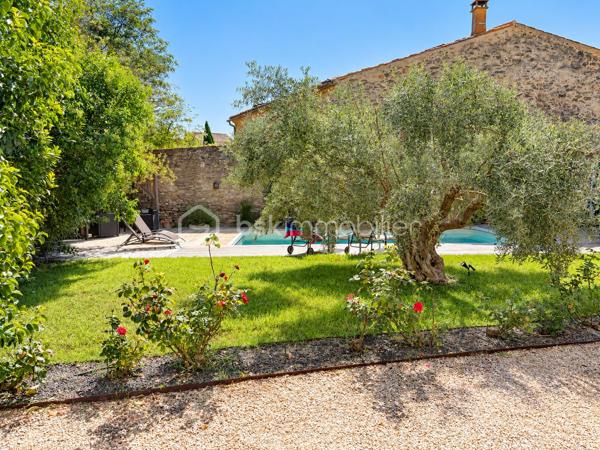 Maison de maître rénovée, cinq suites, piscine, spa et garage 

À Castelnau-d’Aude, cette maison de maître de 1900 conjugue le caractère d’une demeure ancienne et le confort d’une rénovation complète. Acquise en 2016, elle a bénéficié de trois années de travaux, avec une attention particulière portée aux matériaux et à la préservation de son identité.

Sur une parcelle paysagée de 1 035 m², elle développe 353,68 m² habitables, complétés par un garage attenant de 100 m². Grande maison familiale ou habitation avec quatre chambres d’hôtes et un espace privé pour les propriétaires : sa configuration se prête aux deux projets.

Au rez-de-chaussée, la réception de 53 m² séduit par ses grandes ouvertures, ses quatre mètres de hauteur sous plafond et ses carreaux de ciment d’origine. Organisée en deux espaces, elle accueille une cheminée Godin à foyer fermé. Dans son prolongement, la salle à manger de 41 m² offre un cadre généreux pour recevoir, avec ses sols anciens et sa cheminée restaurée.

La cuisine équipée de 28 m² associe un piano de cuisson Godin, de nombreux rangements et des équipements soignés. Elle bénéficie d’une arrière-cuisine de 21 m², en complément de la surface habitable, et d’un accès à la cuisine d’été.

À l’étage, cinq chambres aux ambiances singulières disposent chacune de leur salle d’eau ou salle de bains. À l’écart des autres chambres, l’espace réservé aux propriétaires comprend également une salle de bains séparée et un dressing de plus de 15 m². Parquets massifs, volumes et décoration donnent à chaque chambre sa personnalité.

Le jardin s’organise autour de plusieurs lieux de vie : terrasses, espaces ombragés et plantations méditerranéennes. Oliviers, agrumes et massifs fleuris accompagnent une piscine au sel chauffée de 9 × 5 mètres, bordée d’une terrasse en ipé. Un spa chauffé pour quatre personnes complète cet espace de détente.

La cuisine d’été aménagée sur mesure, avec plan de travail en Dekton, réfrigérateur et lave-vaisselle intégrés, prolonge les moments de convivialité sur une terrasse pouvant accueillir de grandes tablées.

Un garage de 100 m² offrant environ six mètres de hauteur sous plafond, trois places de stationnement et une annexe avec local technique complètent l’ensemble. Le système de chauffage central au fioul a été refait en 2019.

Une demeure pour recevoir famille et amis, ou poursuivre une activité de chambres d’hôtes dans un cadre de caractère.

Prix de vente : 695 000 €, honoraires à la charge du vendeur.