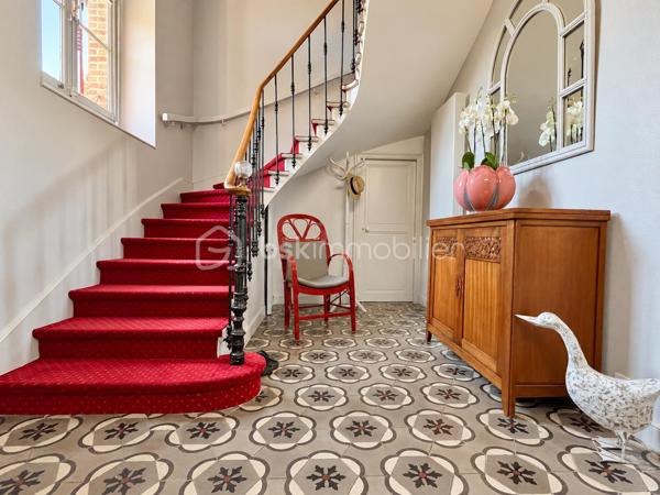 Maison de maître rénovée, cinq suites, piscine, spa et garage 

À Castelnau-d’Aude, cette maison de maître de 1900 conjugue le caractère d’une demeure ancienne et le confort d’une rénovation complète. Acquise en 2016, elle a bénéficié de trois années de travaux, avec une attention particulière portée aux matériaux et à la préservation de son identité.

Sur une parcelle paysagée de 1 035 m², elle développe 353,68 m² habitables, complétés par un garage attenant de 100 m². Grande maison familiale ou habitation avec quatre chambres d’hôtes et un espace privé pour les propriétaires : sa configuration se prête aux deux projets.

Au rez-de-chaussée, la réception de 53 m² séduit par ses grandes ouvertures, ses quatre mètres de hauteur sous plafond et ses carreaux de ciment d’origine. Organisée en deux espaces, elle accueille une cheminée Godin à foyer fermé. Dans son prolongement, la salle à manger de 41 m² offre un cadre généreux pour recevoir, avec ses sols anciens et sa cheminée restaurée.

La cuisine équipée de 28 m² associe un piano de cuisson Godin, de nombreux rangements et des équipements soignés. Elle bénéficie d’une arrière-cuisine de 21 m², en complément de la surface habitable, et d’un accès à la cuisine d’été.

À l’étage, cinq chambres aux ambiances singulières disposent chacune de leur salle d’eau ou salle de bains. À l’écart des autres chambres, l’espace réservé aux propriétaires comprend également une salle de bains séparée et un dressing de plus de 15 m². Parquets massifs, volumes et décoration donnent à chaque chambre sa personnalité.

Le jardin s’organise autour de plusieurs lieux de vie : terrasses, espaces ombragés et plantations méditerranéennes. Oliviers, agrumes et massifs fleuris accompagnent une piscine au sel chauffée de 9 × 5 mètres, bordée d’une terrasse en ipé. Un spa chauffé pour quatre personnes complète cet espace de détente.

La cuisine d’été aménagée sur mesure, avec plan de travail en Dekton, réfrigérateur et lave-vaisselle intégrés, prolonge les moments de convivialité sur une terrasse pouvant accueillir de grandes tablées.

Un garage de 100 m² offrant environ six mètres de hauteur sous plafond, trois places de stationnement et une annexe avec local technique complètent l’ensemble. Le système de chauffage central au fioul a été refait en 2019.

Une demeure pour recevoir famille et amis, ou poursuivre une activité de chambres d’hôtes dans un cadre de caractère.

Prix de vente : 695 000 €, honoraires à la charge du vendeur.