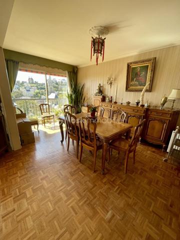 📍 Vue mer exceptionnelle – Première mise en vente

Rare sur le marché ! Situé à Saint-Adresse, cet appartement de 123 m² habitables bénéficie d’un grand balcon couvert de 8,60 mètres en vue mer, offrant un panorama remarquable et une luminosité exceptionnelle.

🏡 Appartement 123 m² avec volumes généreux et fort potentiel

Ce bien en exclusivité se compose de :

Un vaste séjour / salon de 50 m² avec accès direct au balcon vue mer
Un grand balcon couvert de 8,60 mètres, idéal pour profiter de la vue mer en toute saison
3 chambres spacieuses dont une vue mer
1 salle de bain
1 salle de douche
De nombreux placards et rangements
Une cave
Stationnements collectifs au sein d’un parc résidentiel

Avec ses 123 m² à rénover entièrement, cet appartement offre une base idéale pour un projet personnalisé, que ce soit en résidence principale ou secondaire.

🔨 Travaux à prévoir – Opportunité rare à Saint-Adresse

Des travaux sont à prévoir, permettant de repenser totalement l’aménagement et la décoration selon vos envies.

Le potentiel de valorisation est fort dans ce secteur très recherché de la côte normande.

🌊 Les points forts

✔️ Appartement 123 m²

✔️ Vue mer panoramique

✔️ Grand balcon couvert 8,60 m

✔️ Séjour/ Salon 50 m²

✔️ 3 chambres

✔️ Cave

✔️ Stationnement collectif

✔️ Parc résidentiel

✔️ Exclusivité – Première mise en vente

✔️ Emplacement premium à Saint-Adresse

📞 Bien rare à la vente – Contactez-nous pour organiser une visite et découvrir tout le potentiel de cet appartement vue mer à Saint-Adresse.