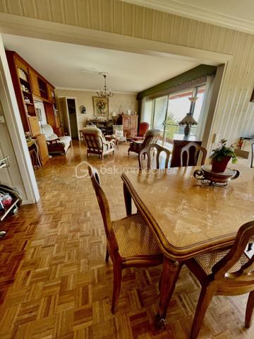 📍 Vue mer exceptionnelle – Première mise en vente

Rare sur le marché ! Situé à Saint-Adresse, cet appartement de 123 m² habitables bénéficie d’un grand balcon couvert de 8,60 mètres en vue mer, offrant un panorama remarquable et une luminosité exceptionnelle.

🏡 Appartement 123 m² avec volumes généreux et fort potentiel

Ce bien en exclusivité se compose de :

Un vaste séjour / salon de 50 m² avec accès direct au balcon vue mer
Un grand balcon couvert de 8,60 mètres, idéal pour profiter de la vue mer en toute saison
3 chambres spacieuses dont une vue mer
1 salle de bain
1 salle de douche
De nombreux placards et rangements
Une cave
Stationnements collectifs au sein d’un parc résidentiel

Avec ses 123 m² à rénover entièrement, cet appartement offre une base idéale pour un projet personnalisé, que ce soit en résidence principale ou secondaire.

🔨 Travaux à prévoir – Opportunité rare à Saint-Adresse

Des travaux sont à prévoir, permettant de repenser totalement l’aménagement et la décoration selon vos envies.

Le potentiel de valorisation est fort dans ce secteur très recherché de la côte normande.

🌊 Les points forts

✔️ Appartement 123 m²

✔️ Vue mer panoramique

✔️ Grand balcon couvert 8,60 m

✔️ Séjour/ Salon 50 m²

✔️ 3 chambres

✔️ Cave

✔️ Stationnement collectif

✔️ Parc résidentiel

✔️ Exclusivité – Première mise en vente

✔️ Emplacement premium à Saint-Adresse

📞 Bien rare à la vente – Contactez-nous pour organiser une visite et découvrir tout le potentiel de cet appartement vue mer à Saint-Adresse.