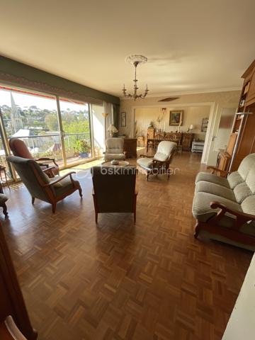 📍 Vue mer exceptionnelle – Première mise en vente

Rare sur le marché ! Situé à Saint-Adresse, cet appartement de 123 m² habitables bénéficie d’un grand balcon couvert de 8,60 mètres en vue mer, offrant un panorama remarquable et une luminosité exceptionnelle.

🏡 Appartement 123 m² avec volumes généreux et fort potentiel

Ce bien en exclusivité se compose de :

Un vaste séjour / salon de 50 m² avec accès direct au balcon vue mer
Un grand balcon couvert de 8,60 mètres, idéal pour profiter de la vue mer en toute saison
3 chambres spacieuses dont une vue mer
1 salle de bain
1 salle de douche
De nombreux placards et rangements
Une cave
Stationnements collectifs au sein d’un parc résidentiel

Avec ses 123 m² à rénover entièrement, cet appartement offre une base idéale pour un projet personnalisé, que ce soit en résidence principale ou secondaire.

🔨 Travaux à prévoir – Opportunité rare à Saint-Adresse

Des travaux sont à prévoir, permettant de repenser totalement l’aménagement et la décoration selon vos envies.

Le potentiel de valorisation est fort dans ce secteur très recherché de la côte normande.

🌊 Les points forts

✔️ Appartement 123 m²

✔️ Vue mer panoramique

✔️ Grand balcon couvert 8,60 m

✔️ Séjour/ Salon 50 m²

✔️ 3 chambres

✔️ Cave

✔️ Stationnement collectif

✔️ Parc résidentiel

✔️ Exclusivité – Première mise en vente

✔️ Emplacement premium à Saint-Adresse

📞 Bien rare à la vente – Contactez-nous pour organiser une visite et découvrir tout le potentiel de cet appartement vue mer à Saint-Adresse.