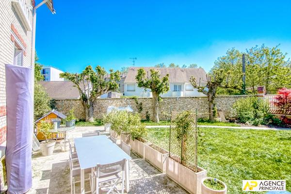 Versailles Montreuil Maison 8 pièces 6 chambres 268 m² au sol avec garage et studio indépendant de 27 m² habitables 2 080 000 € **  - Référence  28351