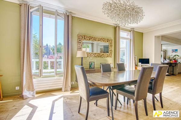 Versailles Montreuil Maison 8 pièces 6 chambres 268 m² au sol avec garage et studio indépendant de 27 m² habitables 2 080 000 € **  - Référence  28351