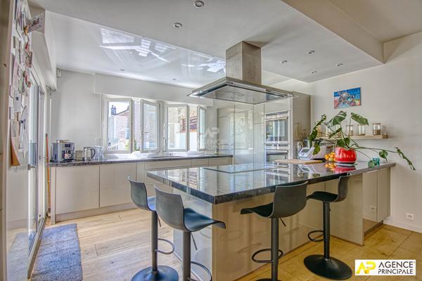 Versailles Montreuil Maison 8 pièces 6 chambres 268 m² au sol avec garage et studio indépendant de 27 m² habitables 2 080 000 € **  - Référence  28351