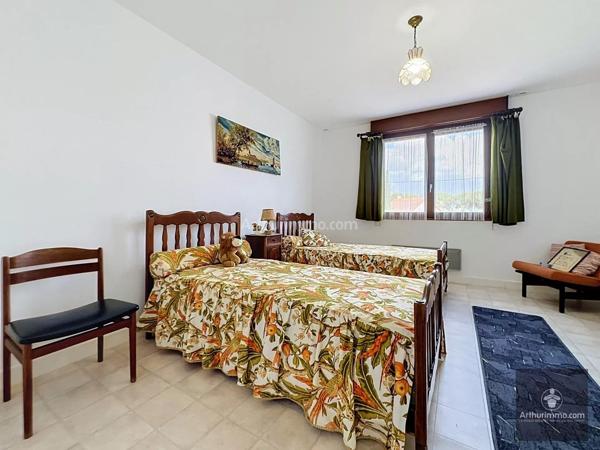 Vente                                                      Maison
                        
                     5 pièces                      143 m2                     à Le Coteau