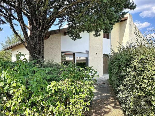 Vente                                                      Maison
                        
                     5 pièces                      143 m2                     à Le Coteau